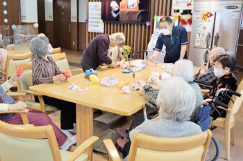 介護施設での入居者と職員によるレクリエーション・手工芸活動の風景